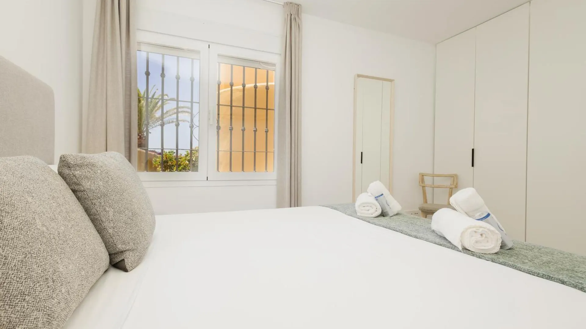 Renovated Apartment With Garden And Direct Beach Access, Marbella East Spanyolország