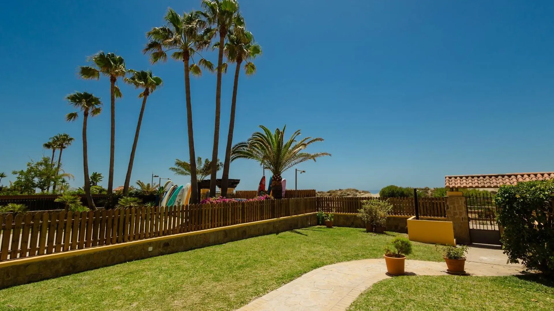 Renovated Apartment With Garden And Direct Beach Access, Marbella East
