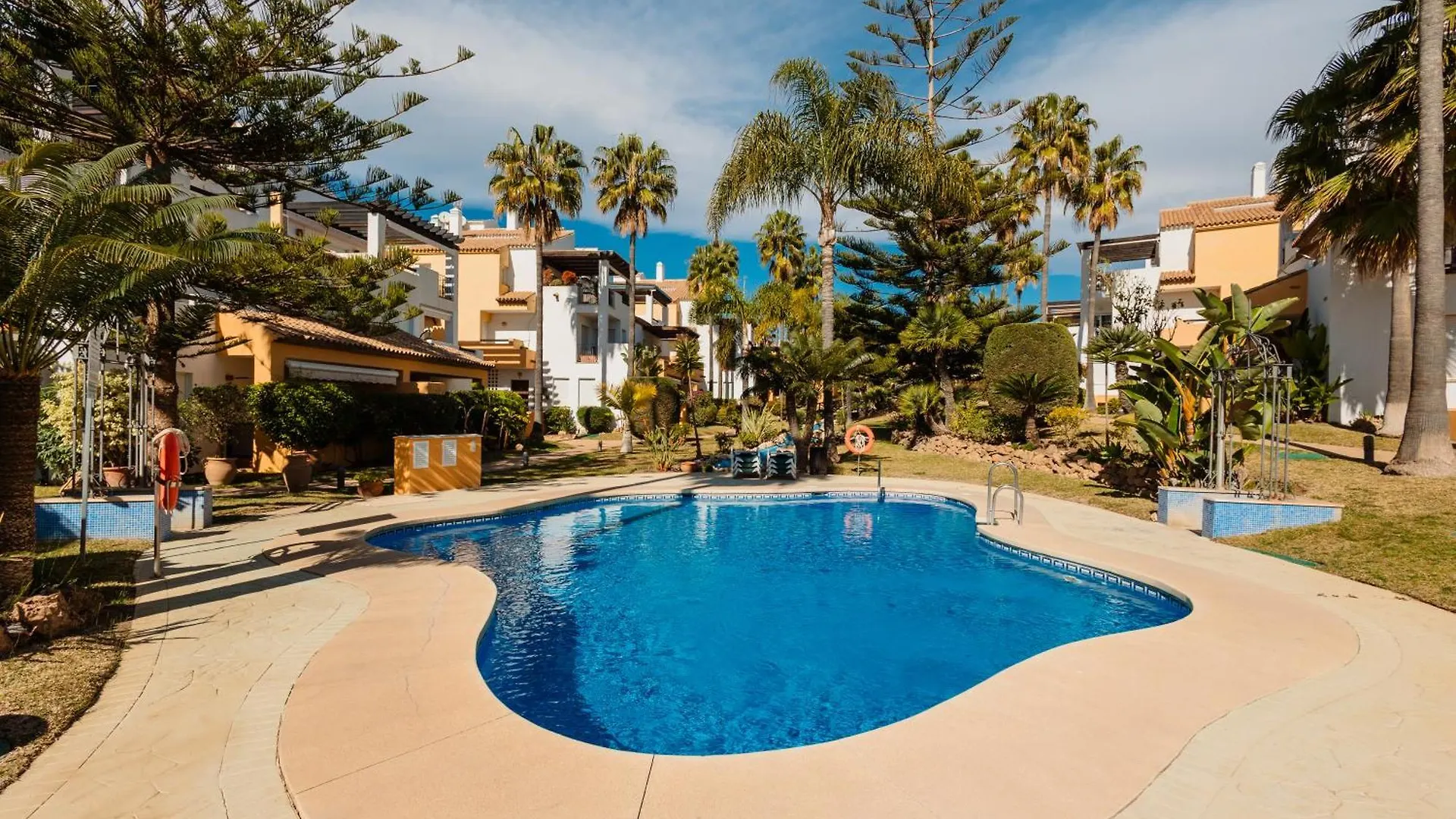 Renovated Apartment With Garden And Direct Beach Access, Marbella East ספרד